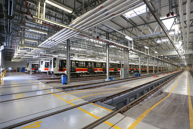 The depot has 14 entry gates and the same number of parking and inspection stations, which are reached by metro trains passing through the track head.