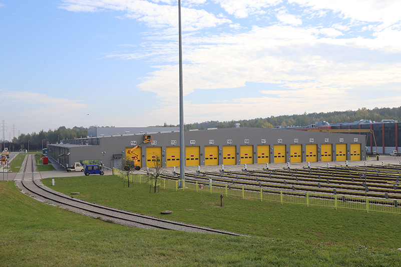 The depot has 14 entry gates and the same number of parking and inspection stations, which are reached by metro trains passing through the track head.